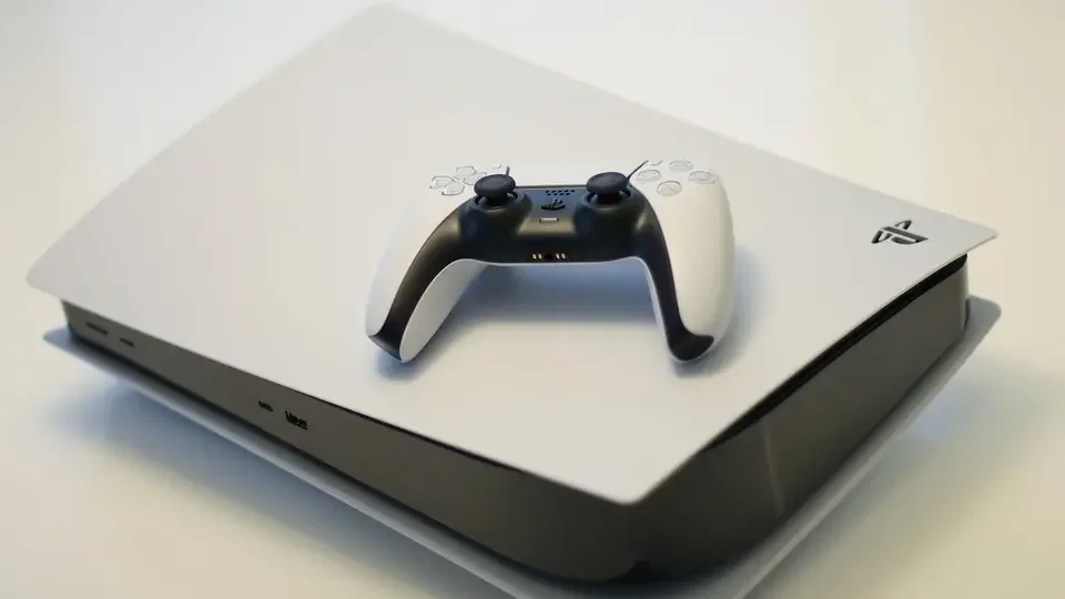 Console PlayStation 5 com controle DualSense para expansão de armazenamento SSD