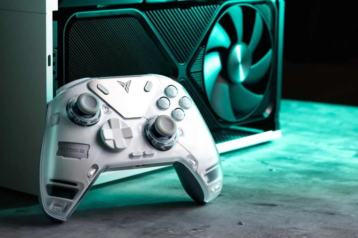 Controle gamer sem fio sobre mesa gamer com iluminação — detalhe de sticks e botões traseiros