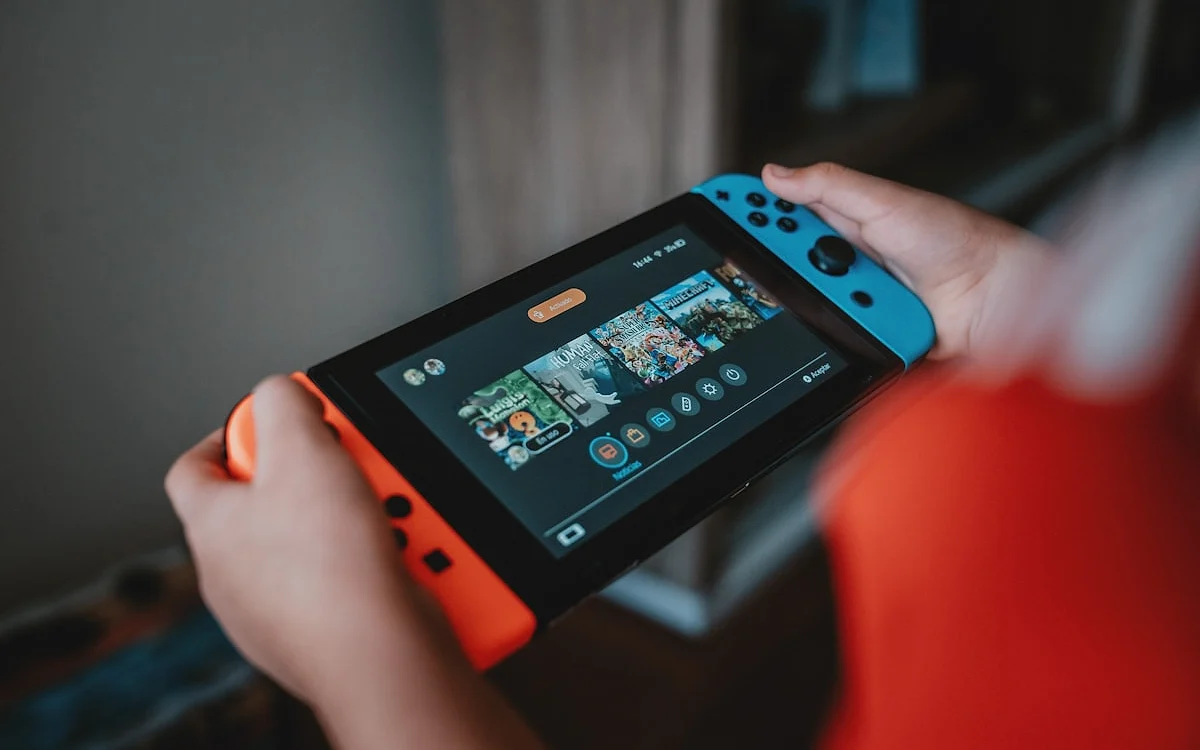 microSD Express vs microSD convencional para Nintendo Switch 2 Cartão microSD Express ao lado de cartão microSD convencional evidenciando a diferença de conector
