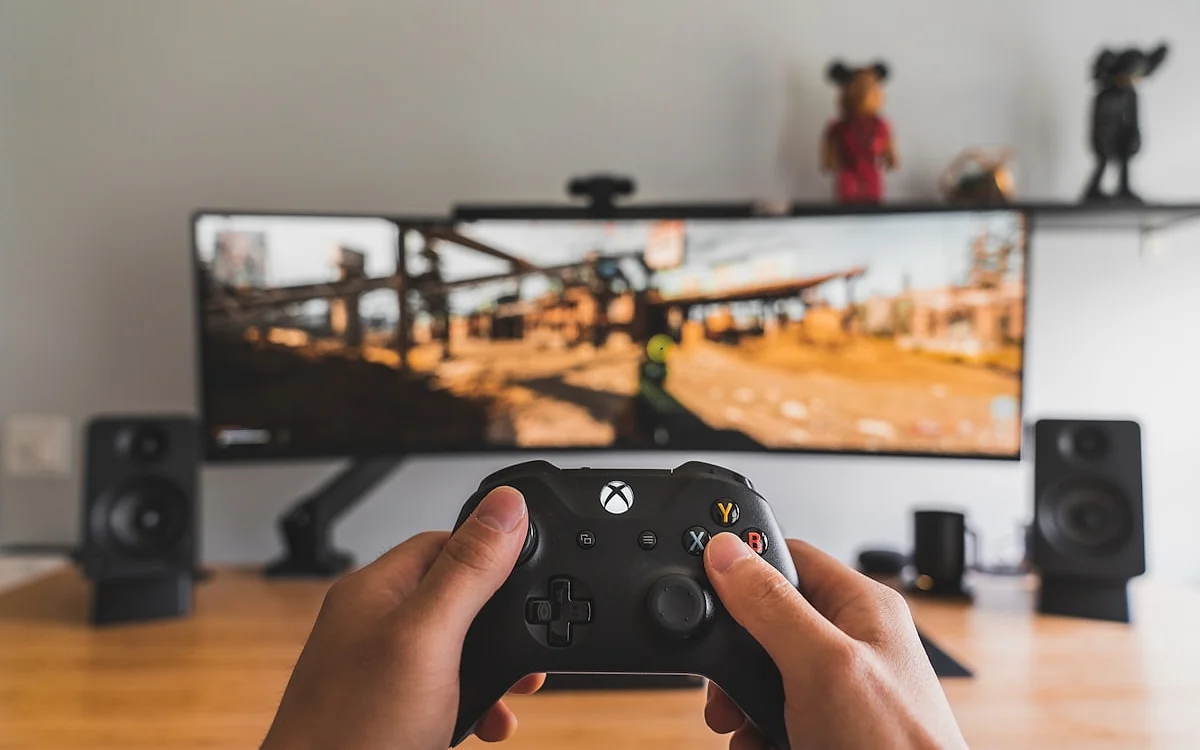Acessórios para Xbox Series X em 2026 Setup Xbox Series X com cartão de expansão, controle e headset em bancada gamer iluminada