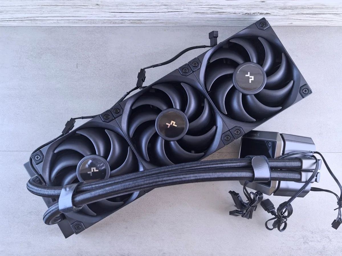 Radiador de water cooler AIO de 360 mm com três ventoinhas pretas e mangueiras trançadas, com todos os cabos e conectores originais