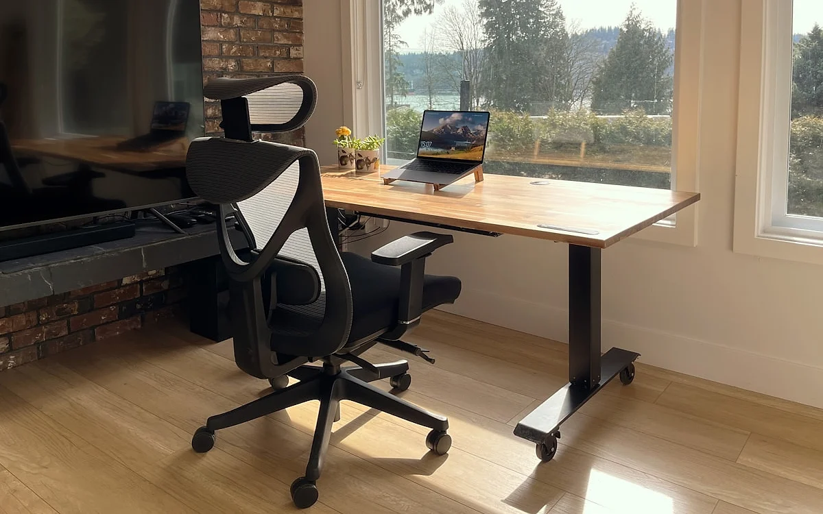Diagrama ergonômico mostrando cotovelo em 90 graus e antebraço paralelo à superfície da mesa gamer