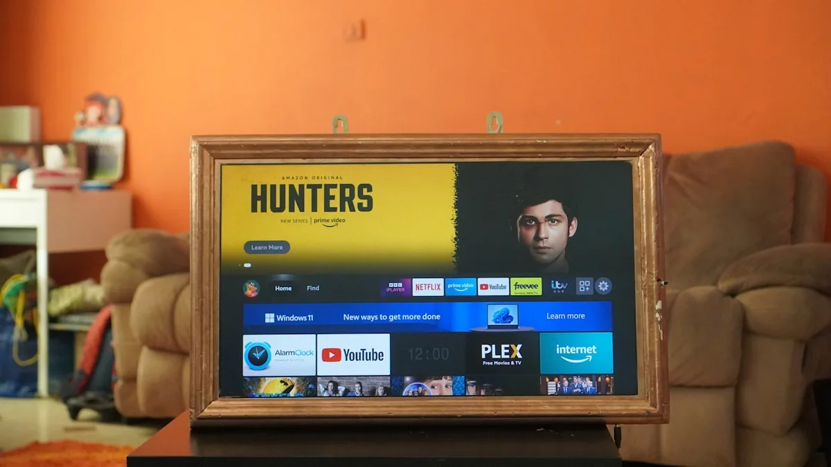 Dispositivo de streaming compatível com o Amazon Luna conectado à televisão para jogar na nuvem