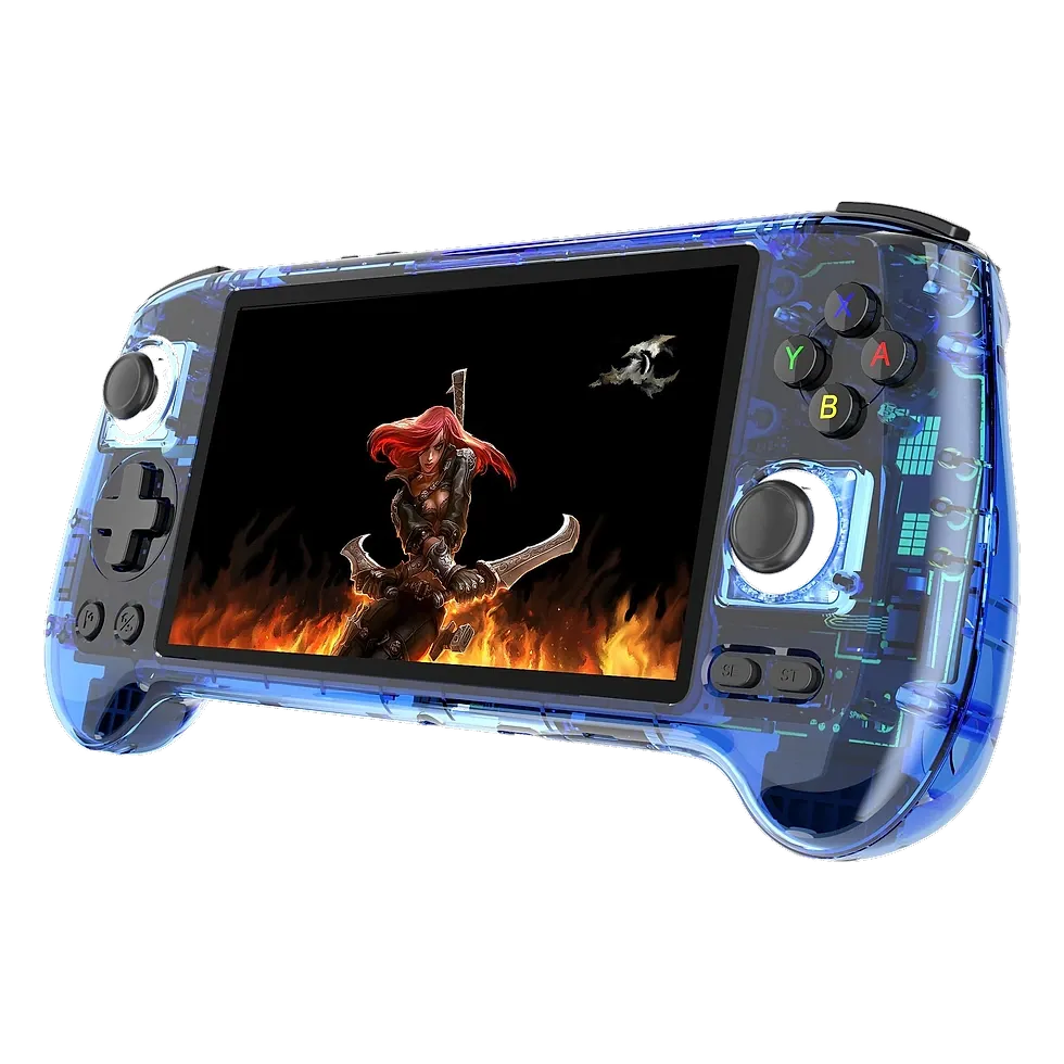 Anbernic RG556 na cor azul transparente com tela AMOLED exibindo jogo e dois analógicos visíveis