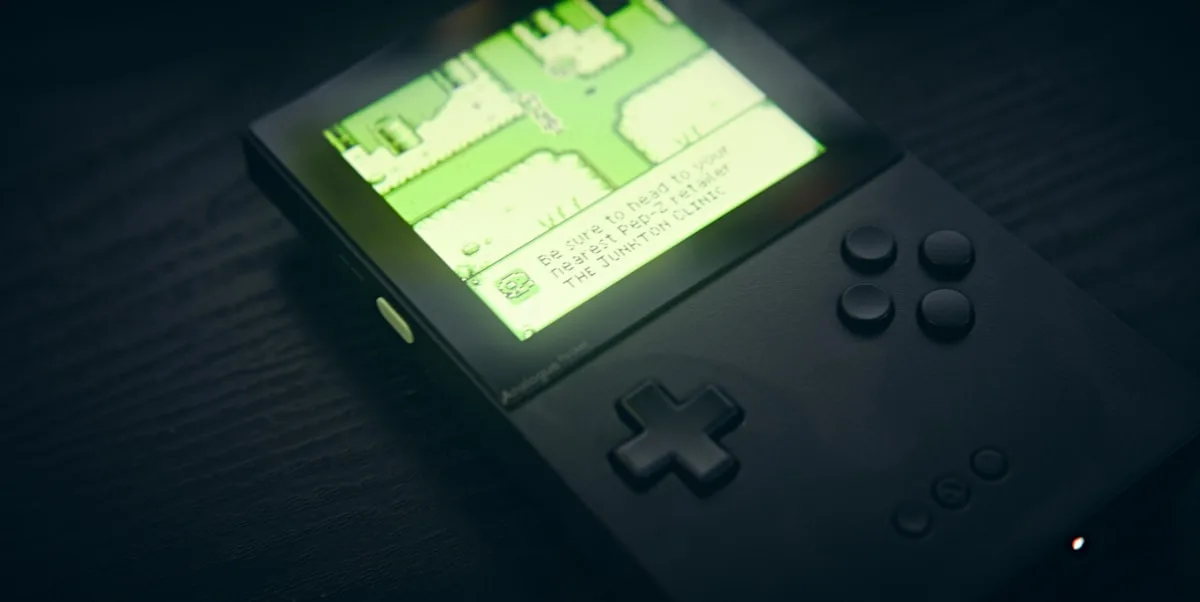 Handheld retrô genérico com tela verde exibindo RPG em pixel art durante sessão noturna