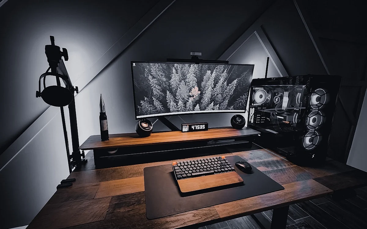 Traseira de roteador gamer mostrando portas Ethernet e porta LAN dedicada em destaque