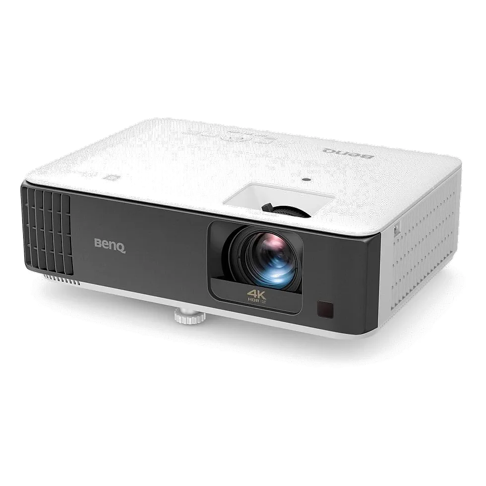 BenQ TK700STi visto em ângulo, corpo preto e branco com logo BenQ e selo 4K HDR perto da lente