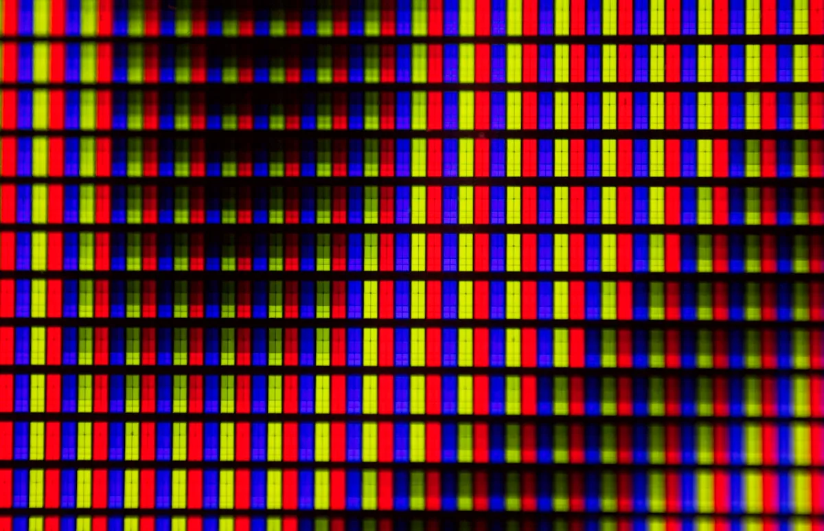 Painel OLED com pixels emissores de luz própria — close mostrando tecnologia de subpixels OLED