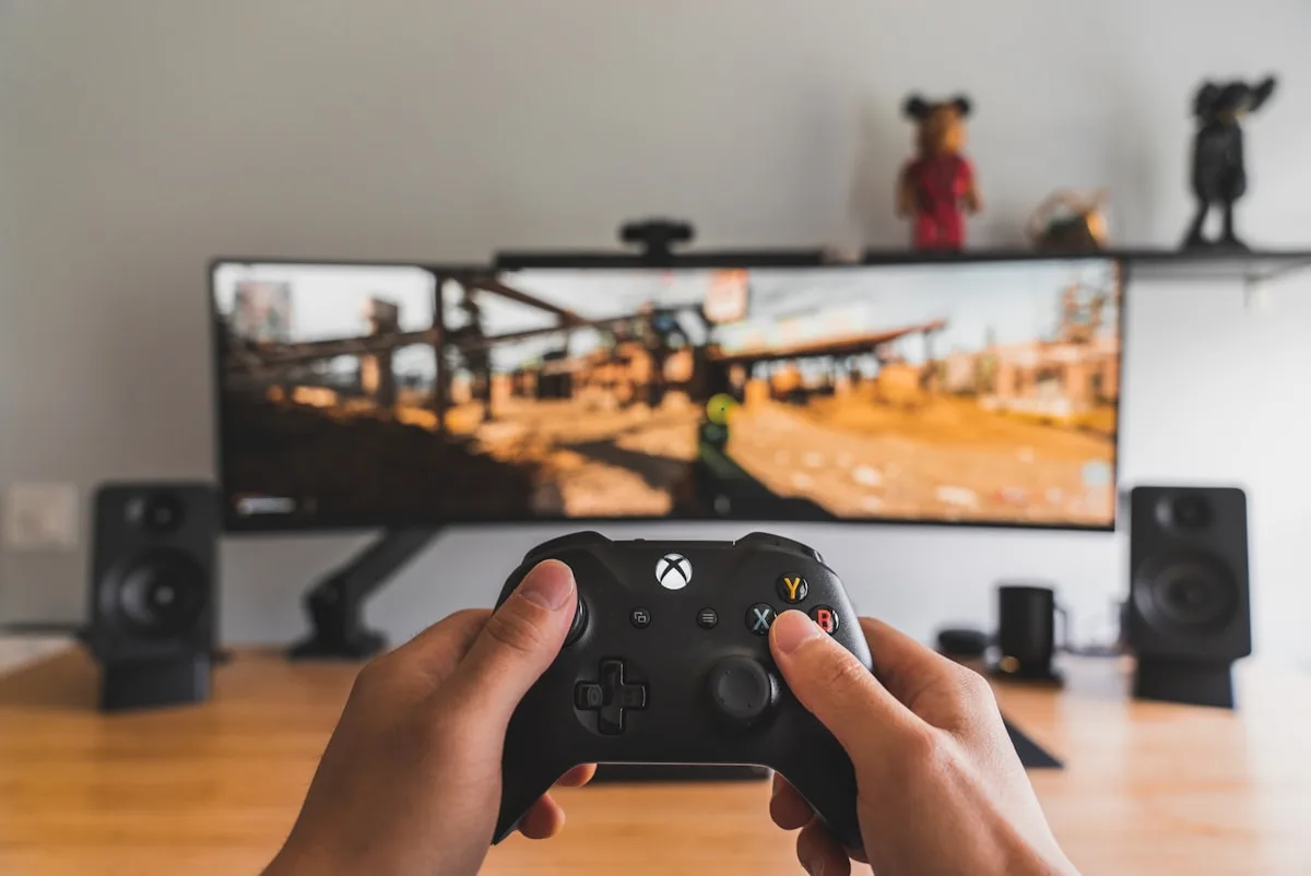 Cadeira gamer de entrada em setup de quarto com mesa e monitor ao fundo