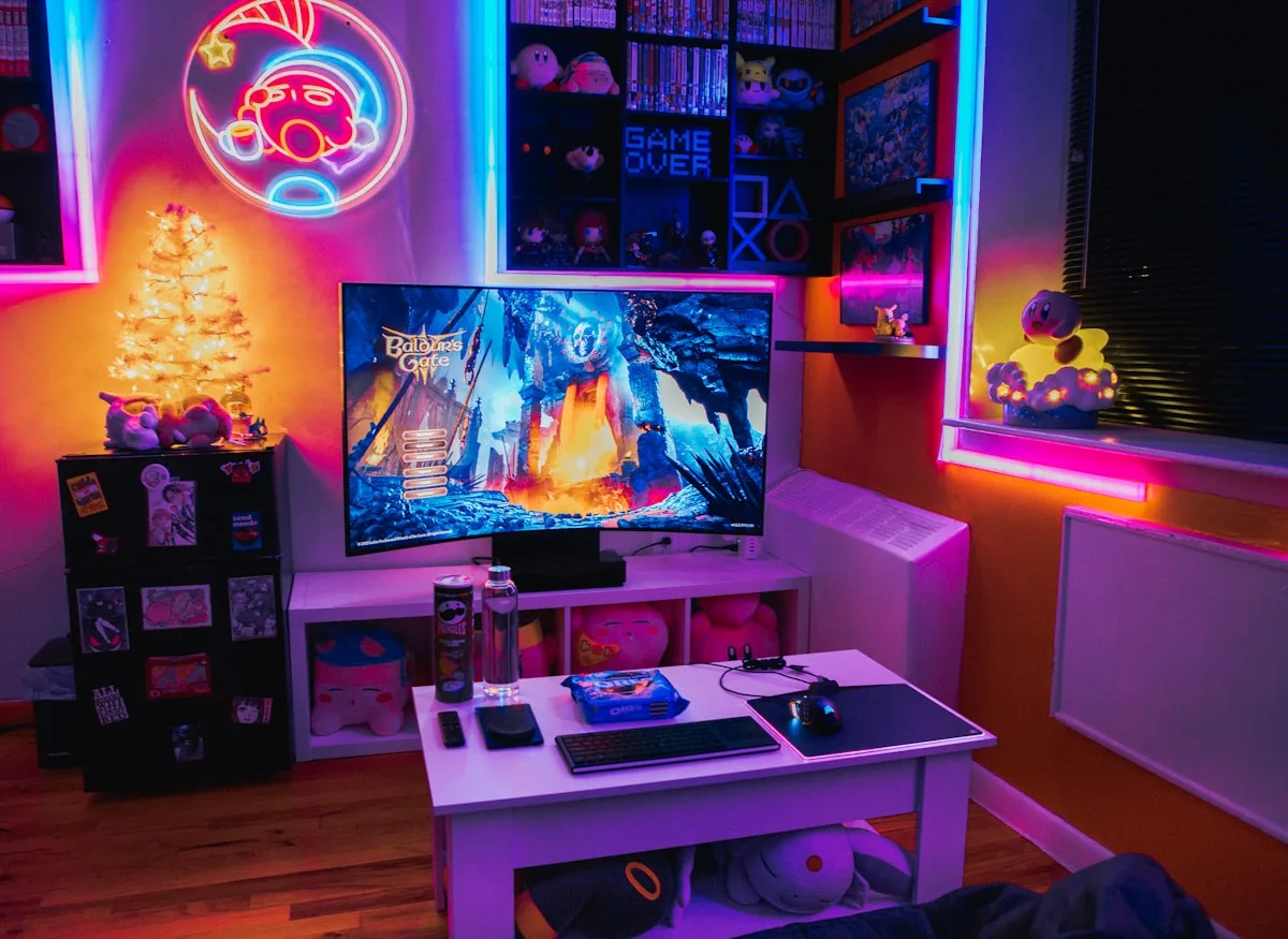 Vista inferior de cadeira gamer mostrando cilindro a gás e base metálica