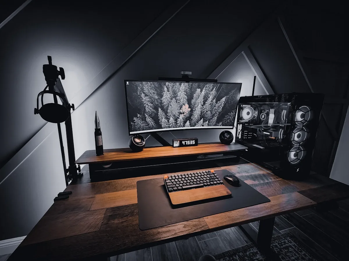 Gamer sentado em cadeira de setup de quarto ajustando postura com monitor à frente