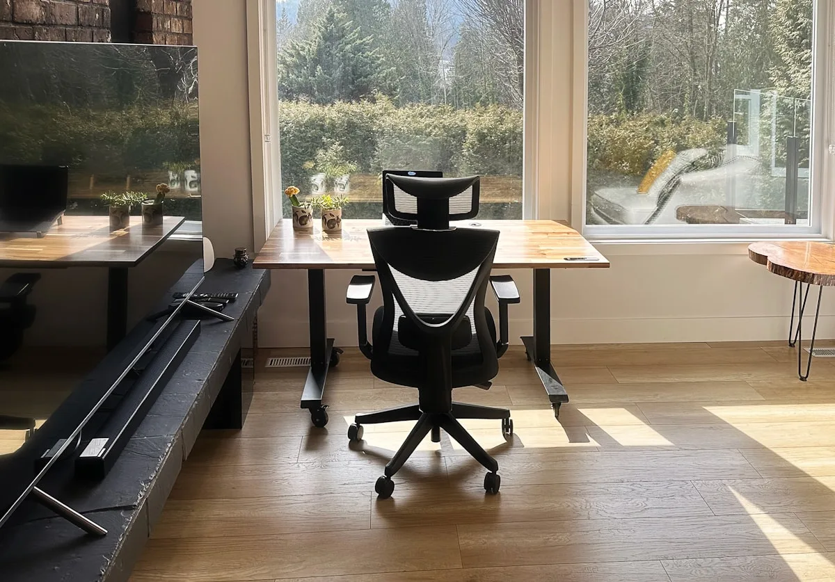 Setup gamer com cadeira de design concha e setup home office com cadeira executiva discreta
