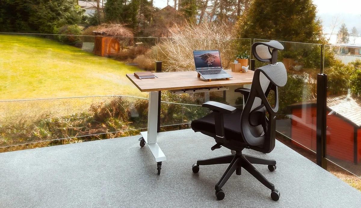 Detalhe de encosto em mesh de cadeira ergonômica mostrando ventilação e estrutura da tela tensionada