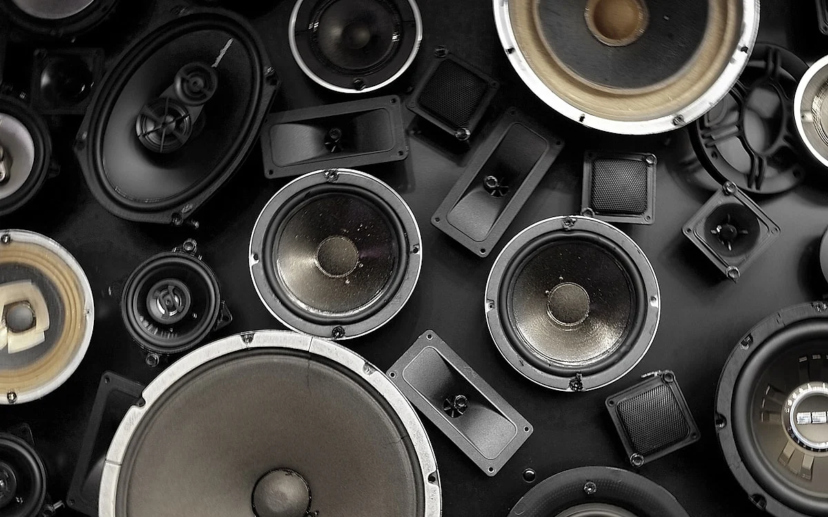 Ranking das melhores caixas de som potentes com grave forte em 2026 Seis caixas de som Bluetooth potentes com grave forte lado a lado para comparação — ranking 2026