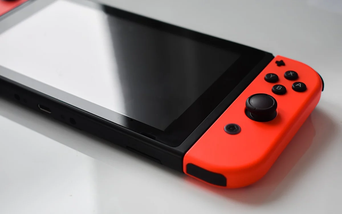 UHS-I vs PCIe NVMe — por que o Switch 2 exige microSD Express Comparação de interface UHS-I e PCIe NVMe entre cartões microSD para Nintendo Switch