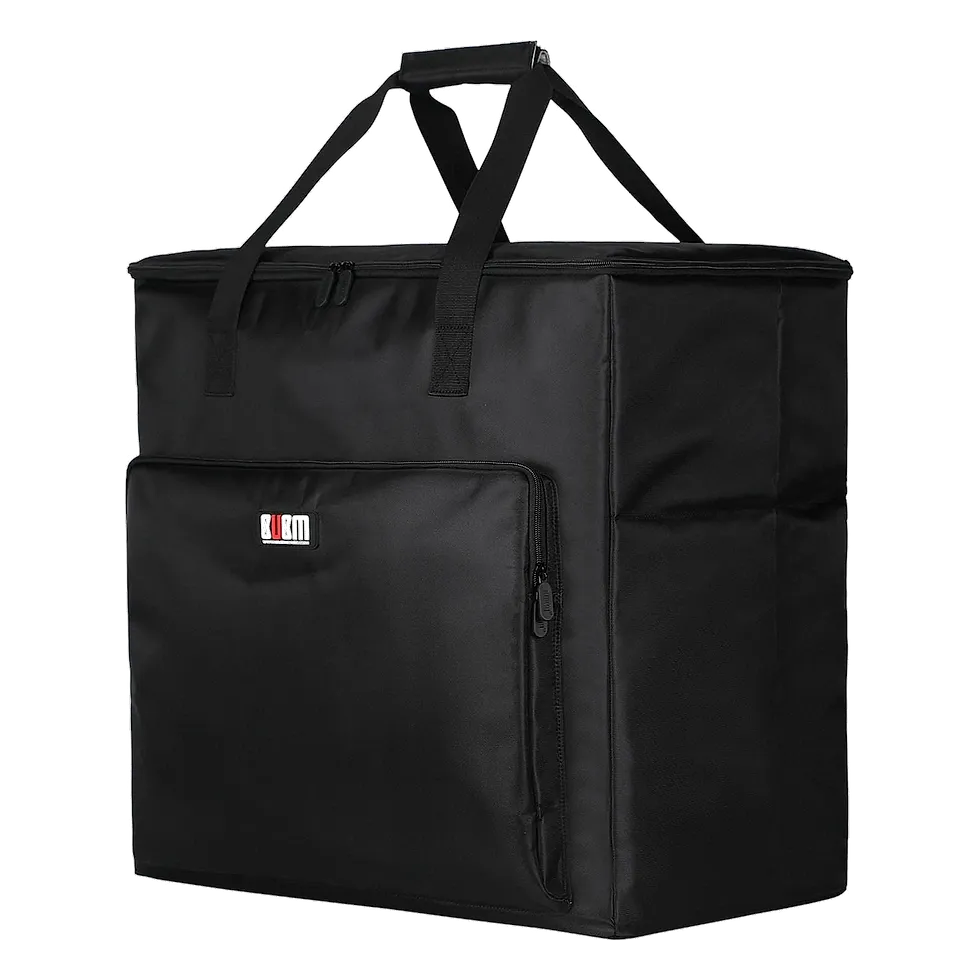 Bolsa BUBM preta em ângulo lateral mostrando etiqueta da marca e zíper frontal
