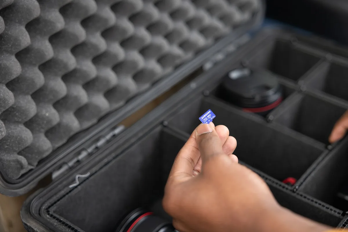 Espuma recortada dentro de um case rígido organizando compartimentos para itens pequenos e sensíveis