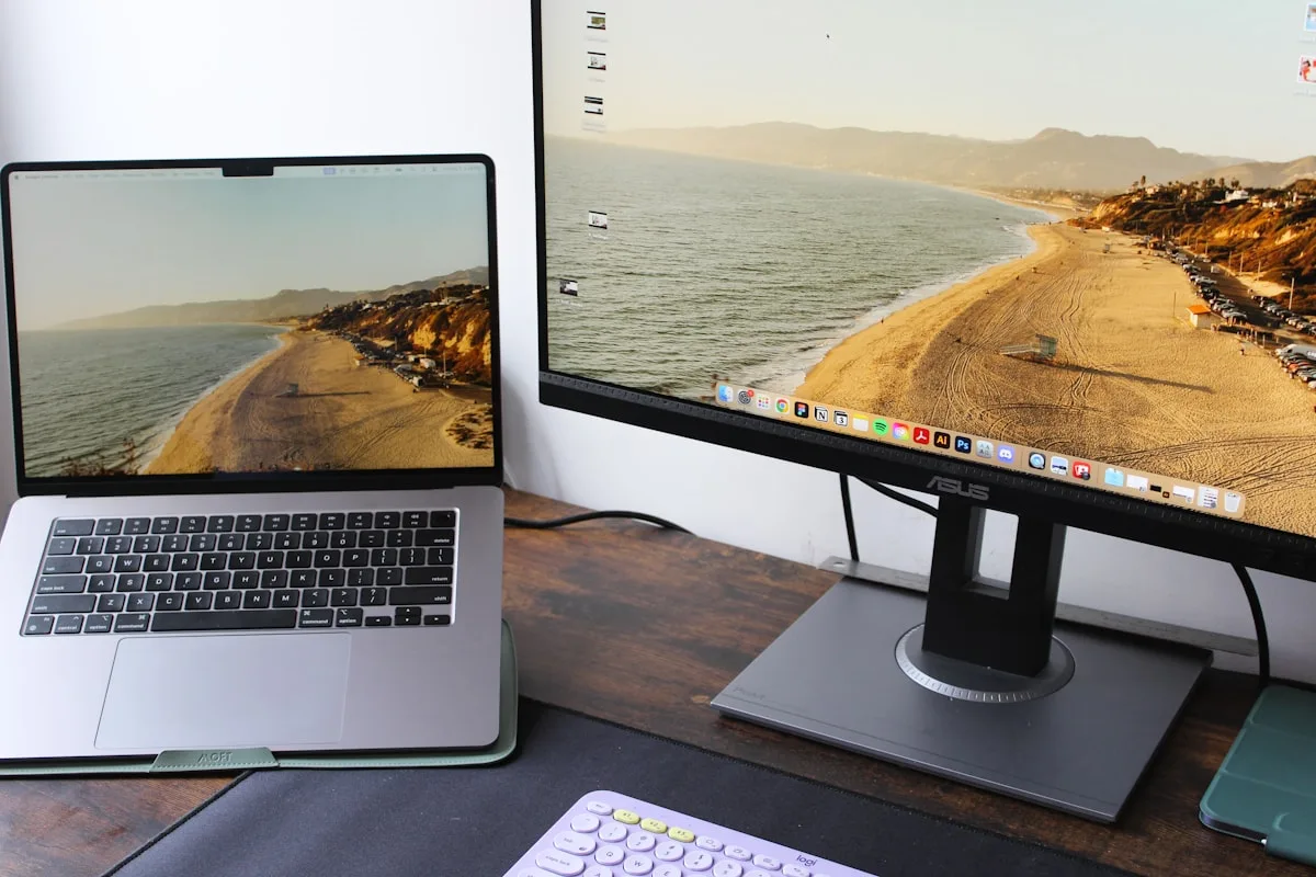 Capa editorial (Unsplash) do artigo como conectar monitor portatil no notebook