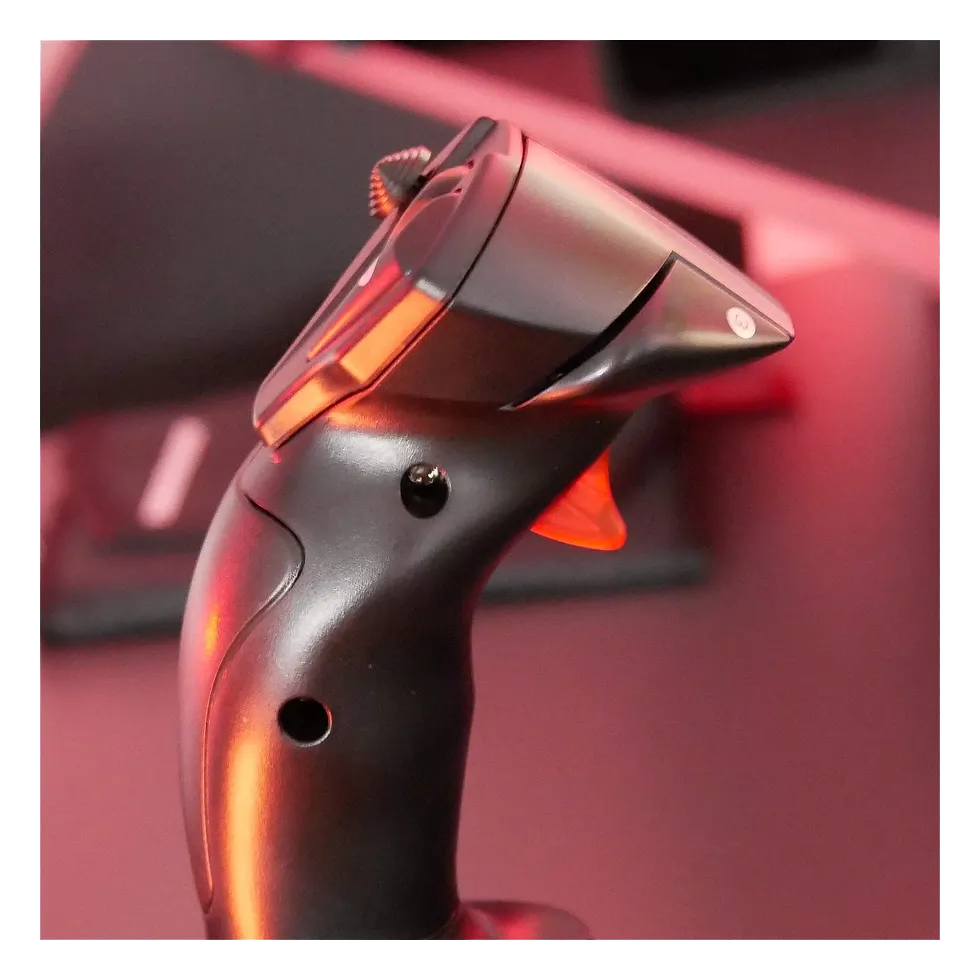 Detalhe do punho e do gatilho do Thrustmaster T.Flight Hotas X com iluminação vermelha