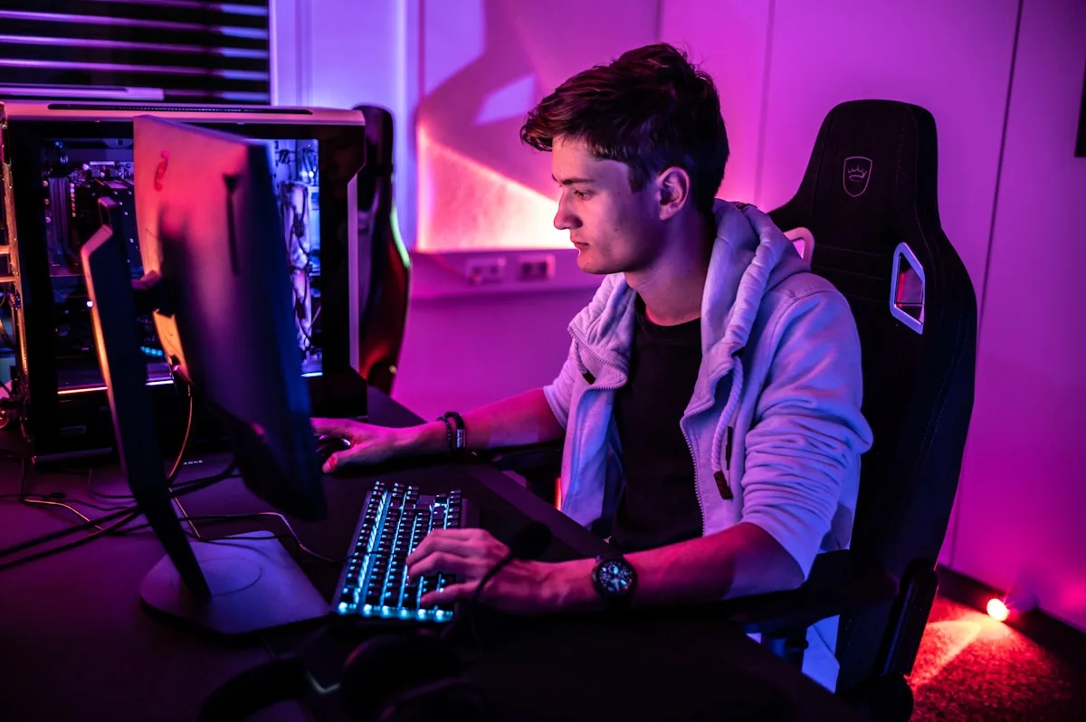 Ergonomia e ajustes são o primeiro critério Cadeira gamer com apoio de braço ajustável e encosto reclinável em ambiente de setup gamer