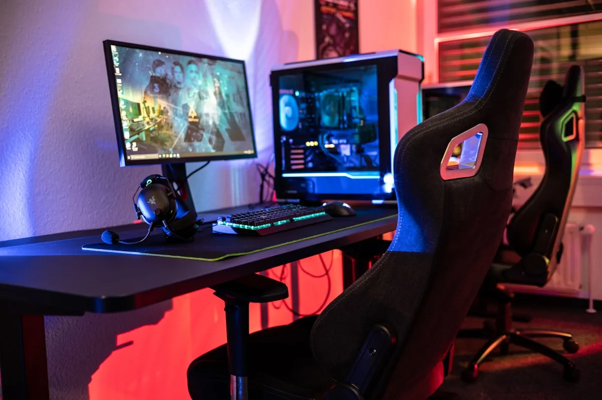 Ajustes e regulagens definem o conforto real Detalhe do mecanismo de ajuste de encosto e apoio de braço 4D de cadeira gamer ergonômica