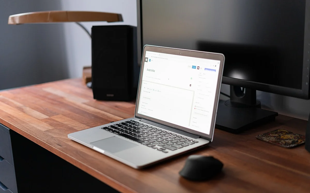 Conectividade de soundbar — HDMI ARC, óptico e P2 Painel traseiro de soundbar mostrando entradas HDMI ARC, óptico, USB e P2