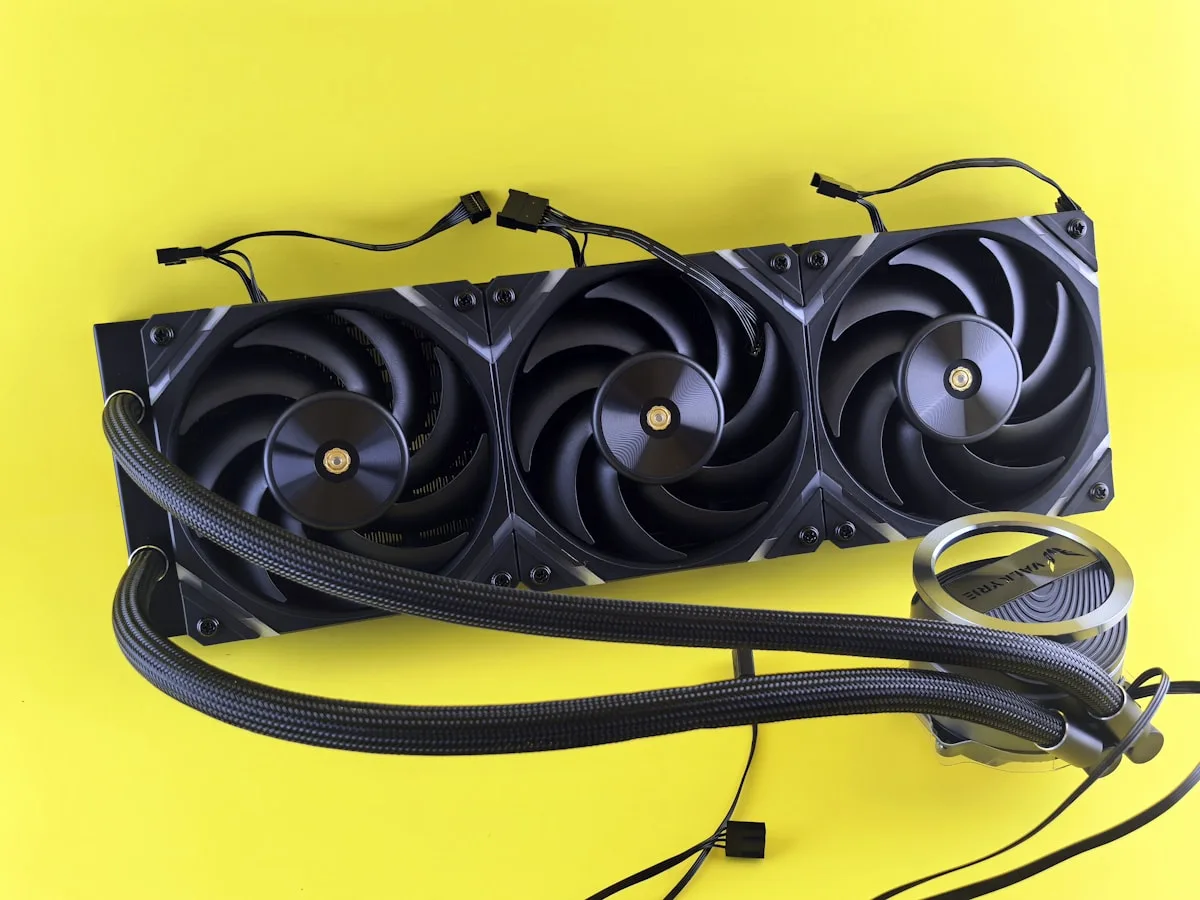 Cooler a ar grande com duas ventoinhas pretas instalado na placa-mãe do PC