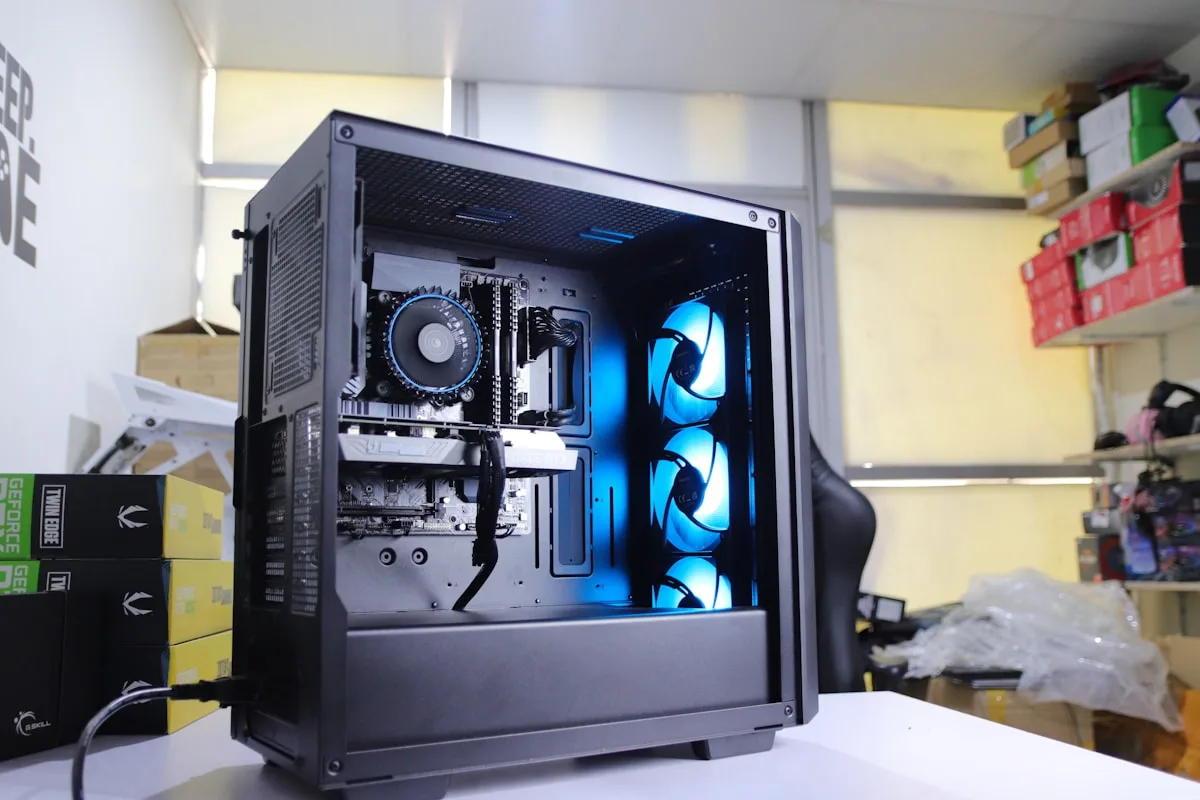 Airflow: admissão no front mesh do gabinete Ventoinhas de admissão no front mesh de gabinete gamer puxando ar para o interior do case