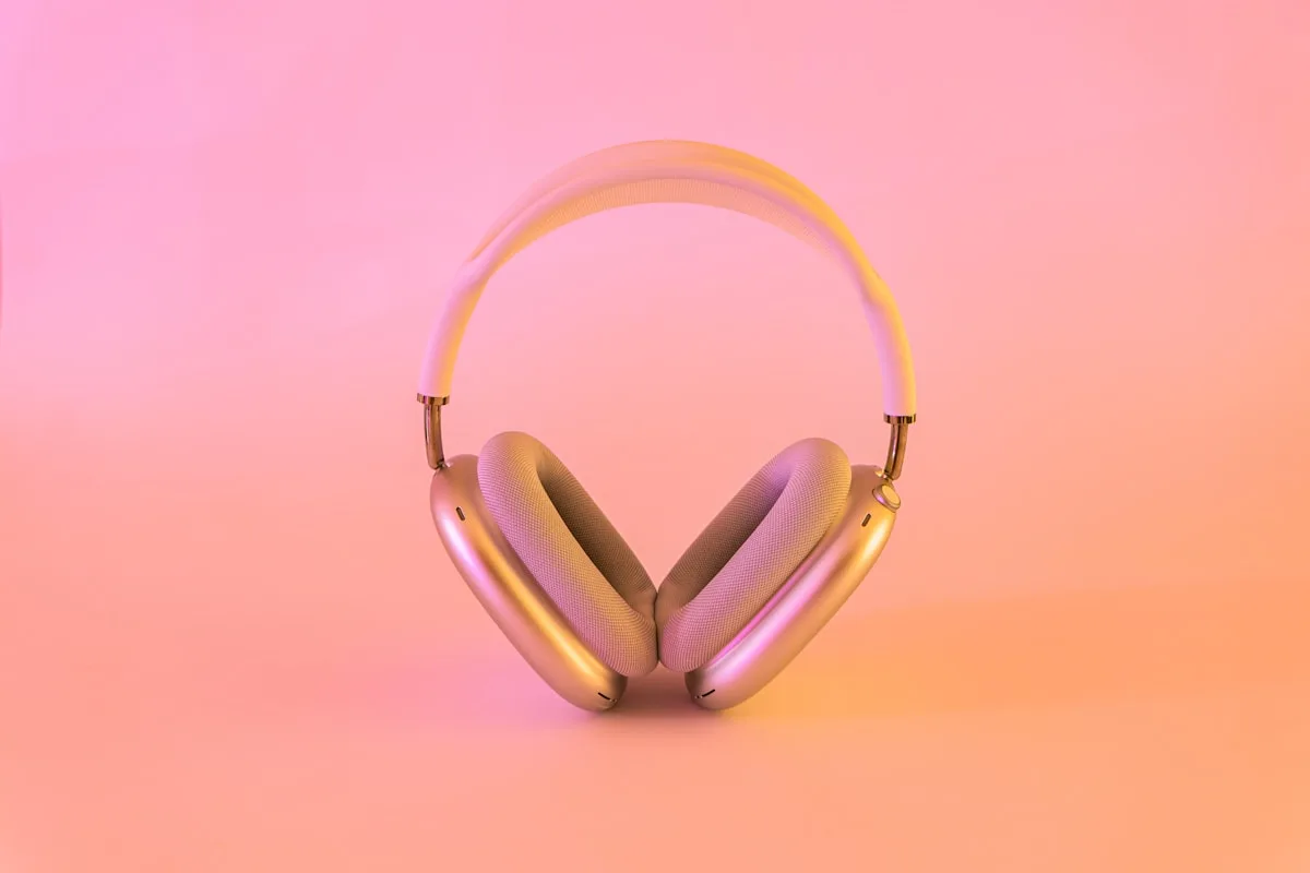 Drivers, conforto e microfone definem o headset gamer Detalhe do driver e da espuma com memória de um headset gamer over-ear