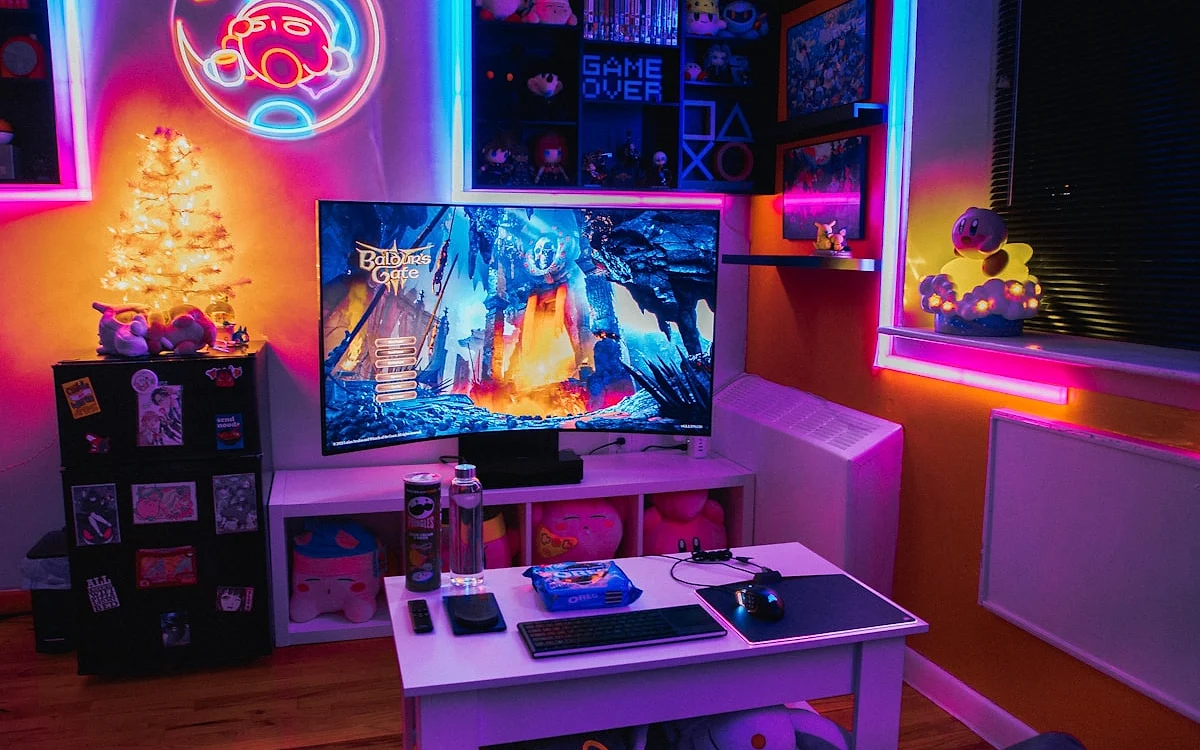 Critérios para escolher mesa gamer em 2026 Setup gamer com mesa ampla, dois monitores e periféricos organizados sobre tampo preto