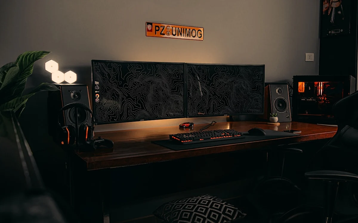 Ergonomia na mesa gamer — altura e postura corretas Postura ergonômica em setup gamer com mesa na altura correta, monitor ao nível dos olhos e antebraços paralelos ao tampo