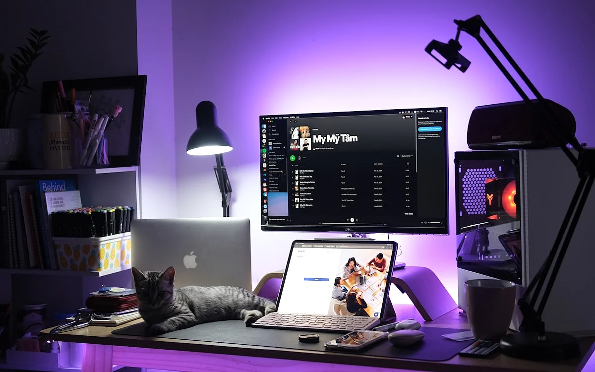 Veredito: qual mesa gamer escolher em 2026 Mesa gamer organizada com monitor ultrawide, mousepad XL e cabos passados pela bandeja inferior do tampo