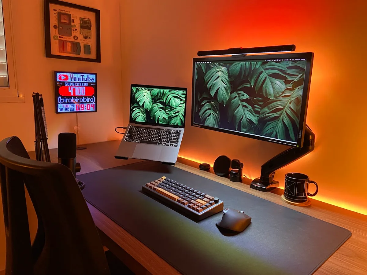 Mousepad gamer XL com espessura de 4mm e borda costurada em detalhe sobre setup gamer