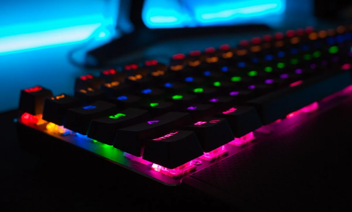 Teclado mecânico com iluminação RGB colorida em ambiente escuro