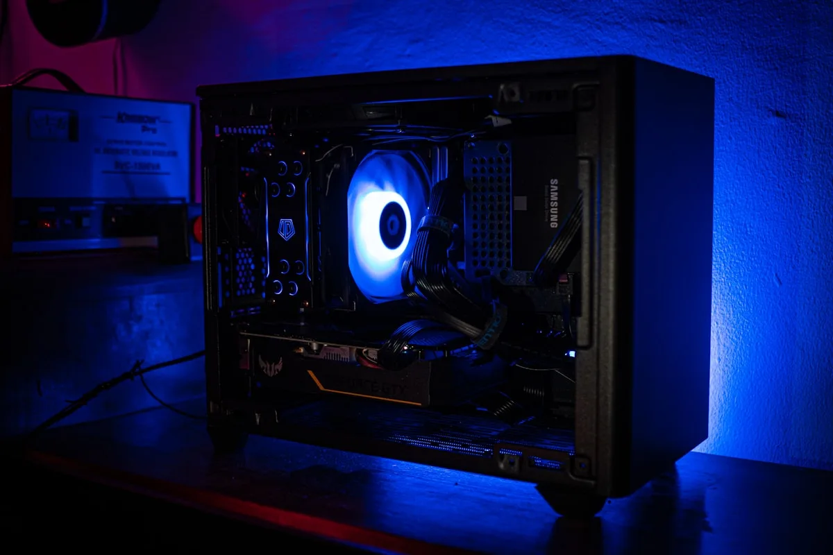 PC gamer desktop montado com gabinete mesh, RGB e placa de vídeo dedicada visível