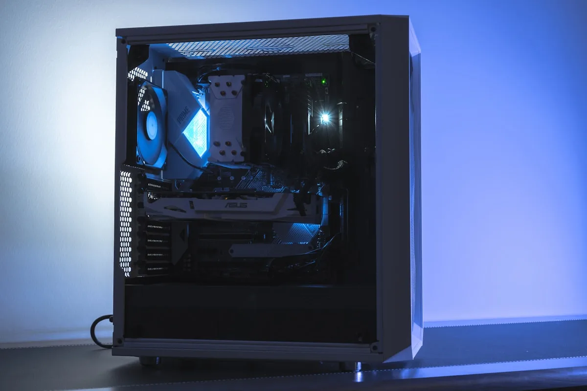 Placa de vídeo dedicada com cooler duplo instalada em slot PCIe de placa-mãe gamer