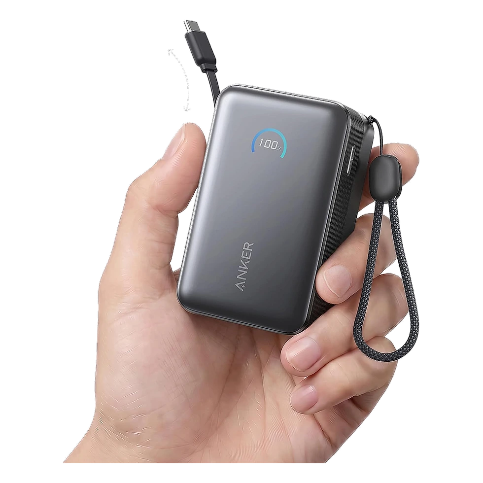 Power bank Anker Nano Mini cinza-escuro segurado na mão, cabo USB-C acoplado e tela com percentual de carga