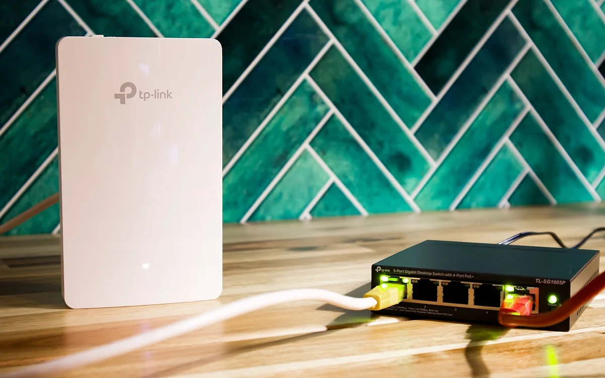 Cabo de rede Ethernet conectado à porta Gigabit de um roteador em ambiente gamer