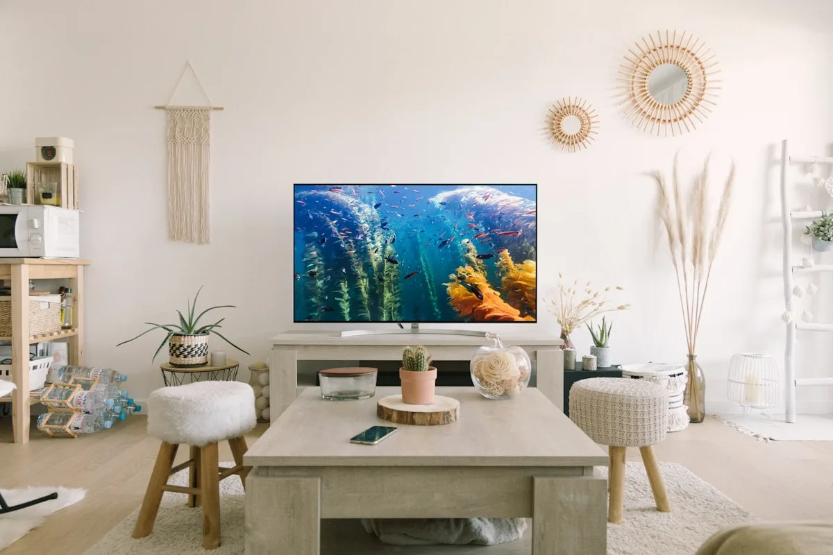 Distância ideal entre sofá e TV para jogos em sala Sala de estar com TV 65 polegadas e sofá distante aproximadamente 2,5 metros em setup gamer