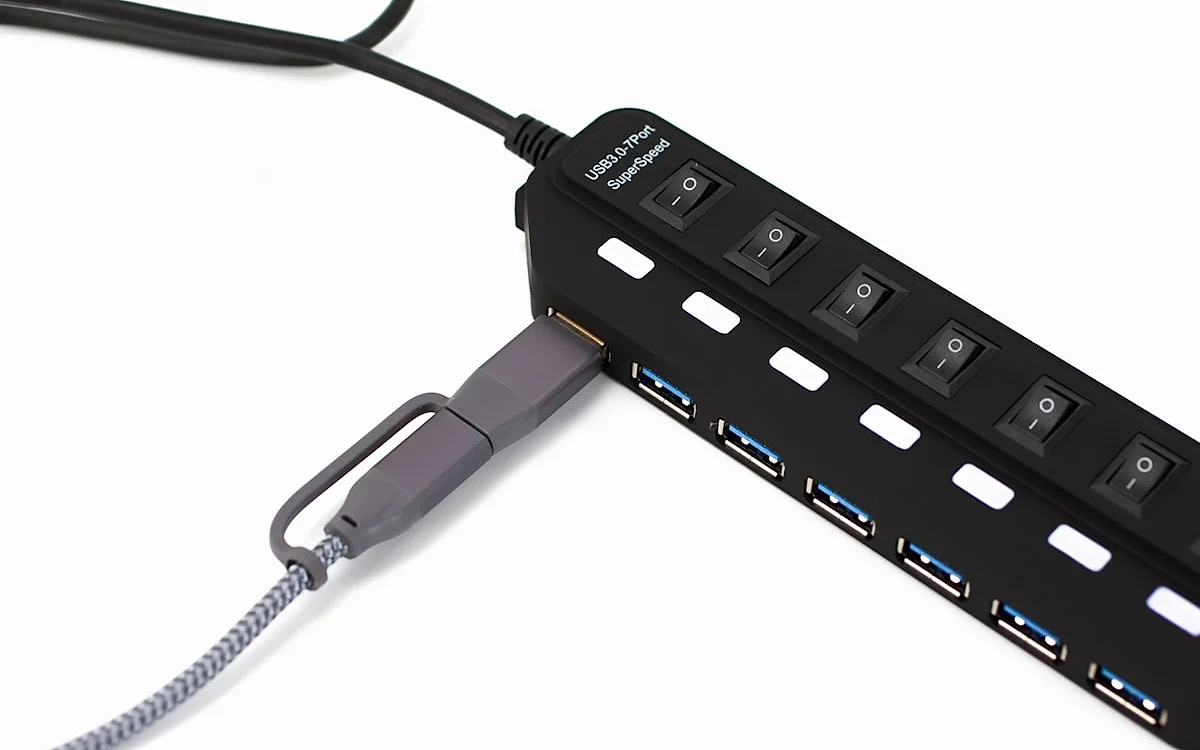 Console PS5 na horizontal com cabo USB conectado a um HD externo na porta traseira