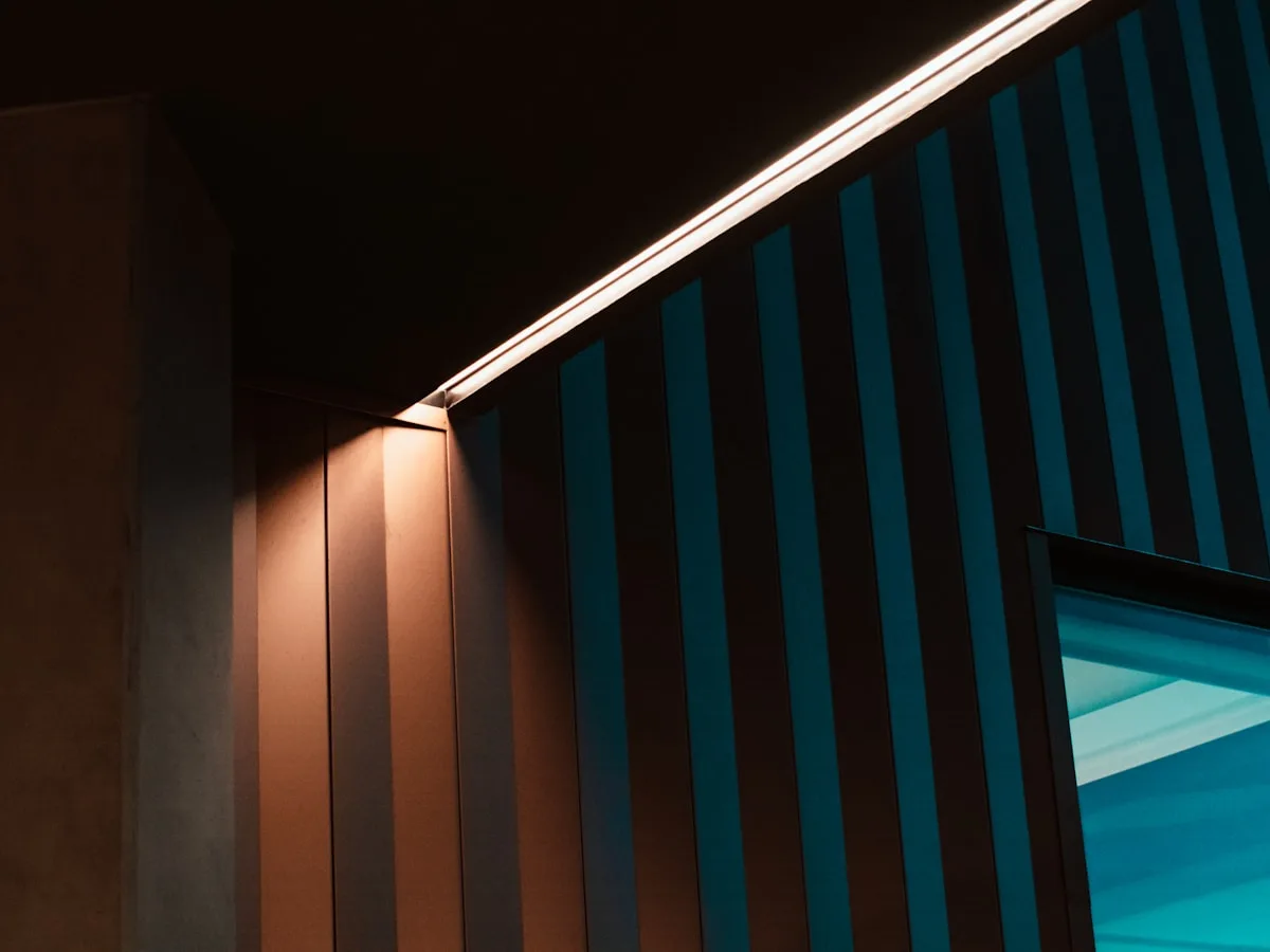 Fita de LED instalada no canto entre parede e teto Fita de LED branca fixada no canto entre parede e teto, iluminando o ambiente com luz indireta