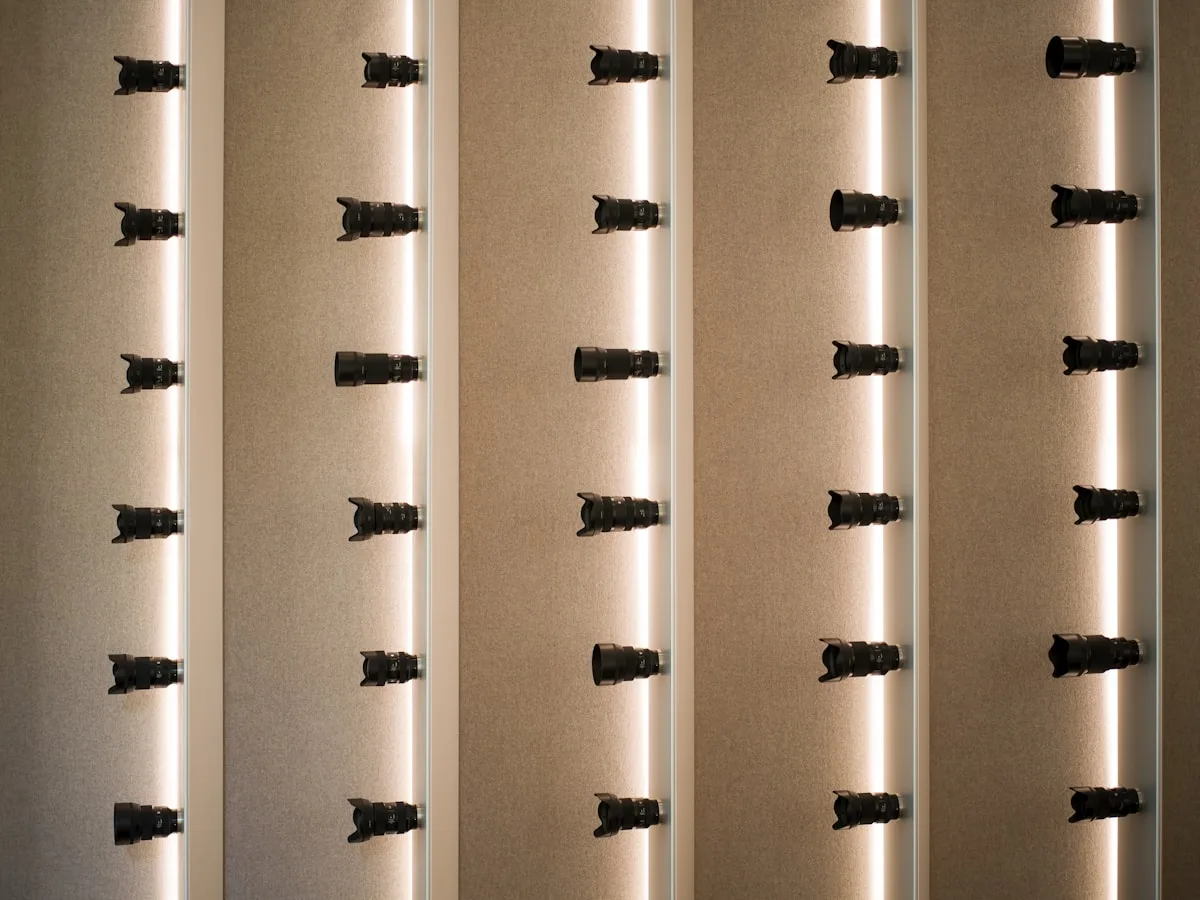 Fitas de LED organizadas em linhas verticais Fitas de LED verticais embutidas entre painéis, criando linhas de luz uniformes ao longo da parede