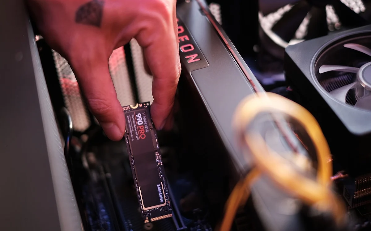 SSD M.2 NVMe PCIe Gen 4 com dissipador de calor posicionado ao lado do slot de expansão do PS5