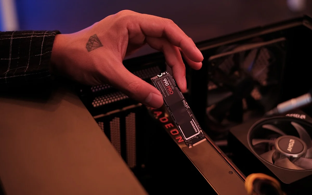 Passo a passo de instalação de SSD M.2 no slot de expansão do PS5 com painel lateral removido