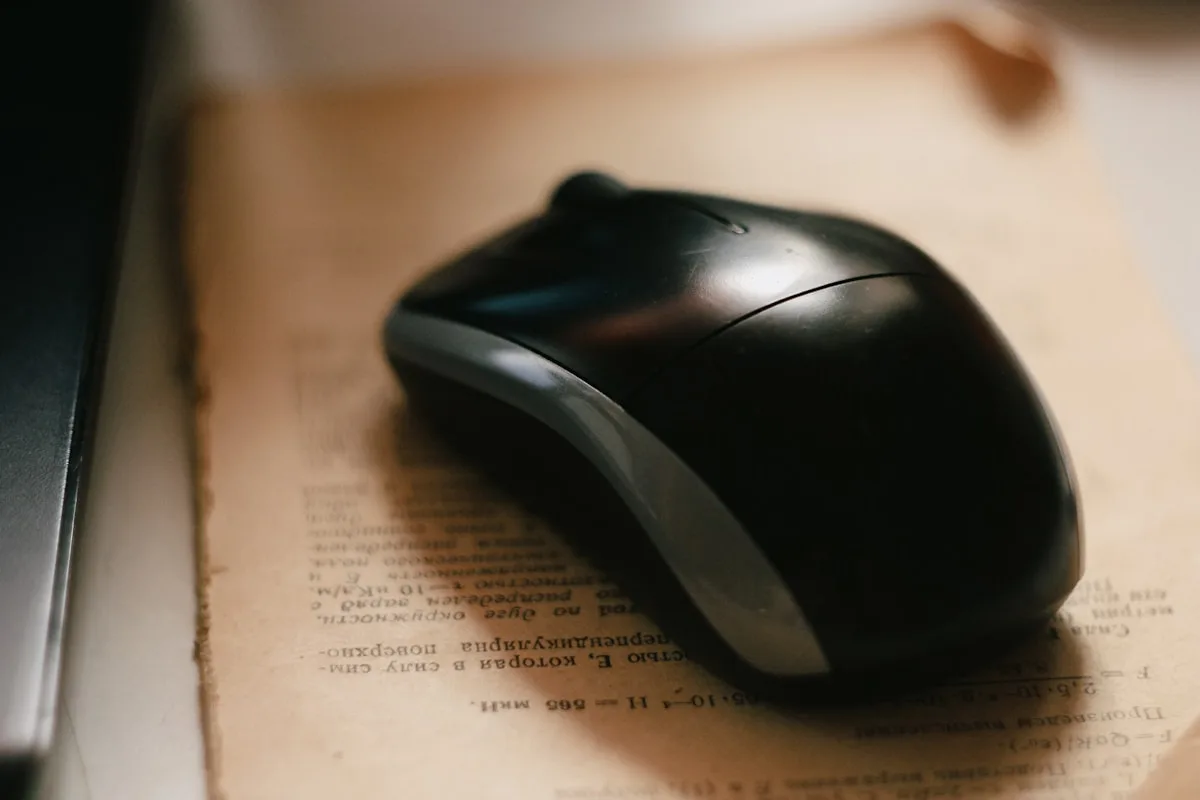 Mouse gamer aberto mostrando o switch do botão principal responsável pelo problema de double-click