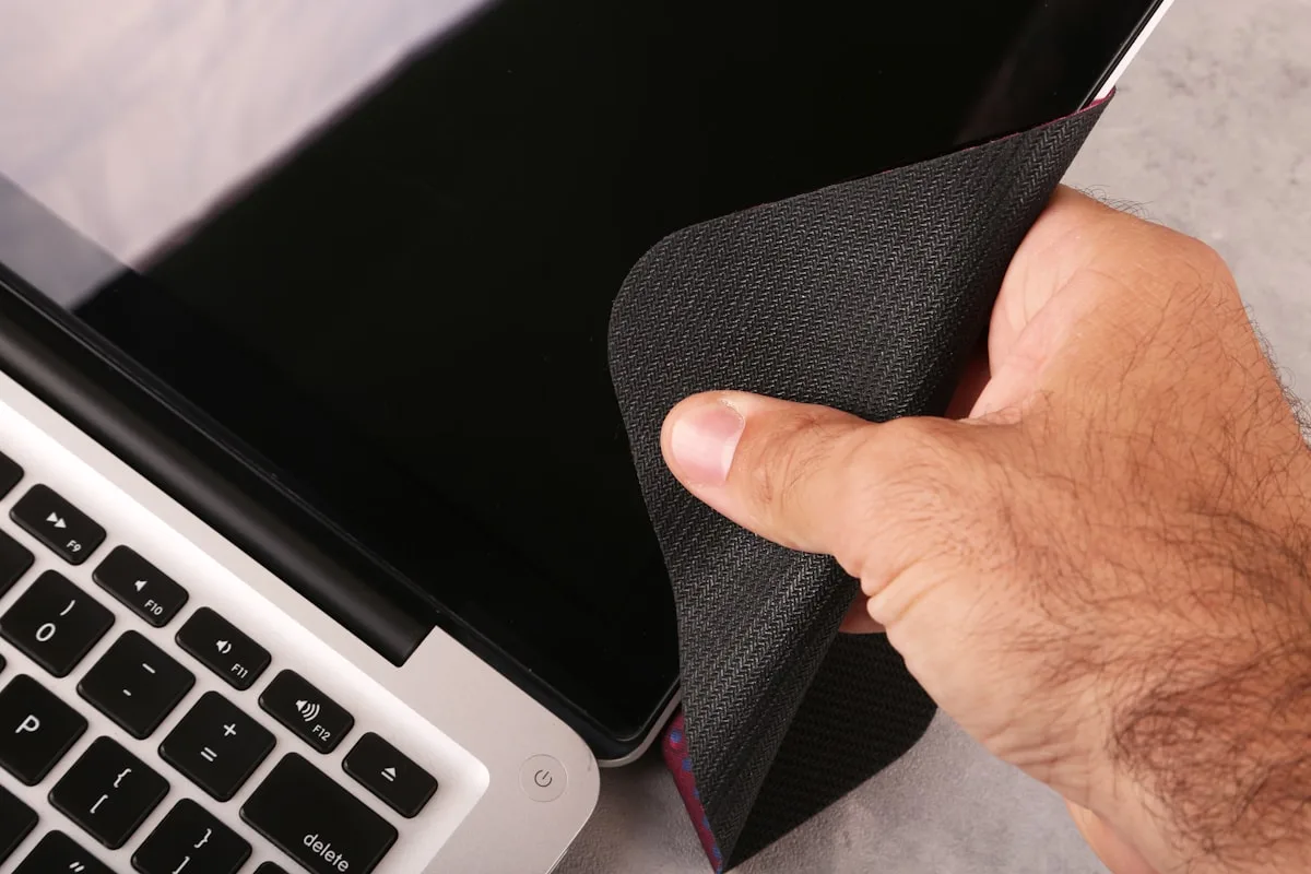 Comparação entre mousepad gamer de tecido novo e desgastado com superfície calva no centro de uso