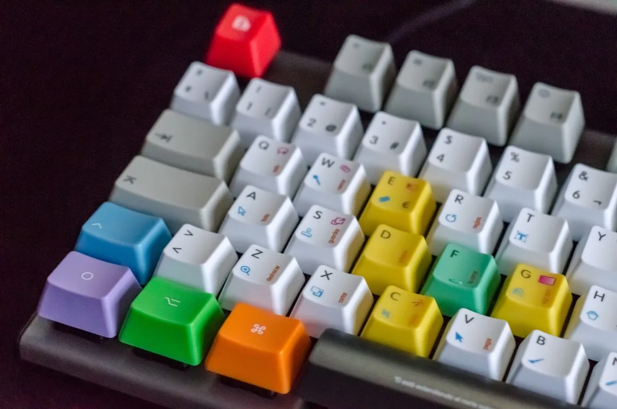 Pano de microfibra passando sobre keycaps de teclado mecânico durante limpeza rápida de manutenção semanal