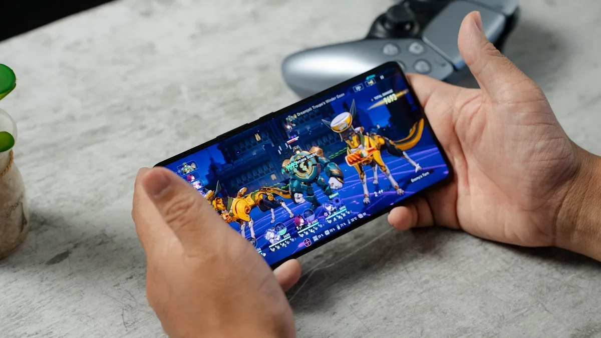 Painel do Game Booster da Samsung aberto durante partida de Free Fire com opção de Alto Desempenho ativada