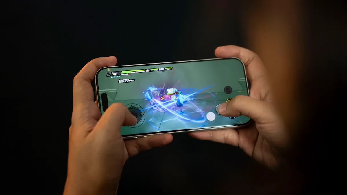 Cooler de clip Peltier acoplado a celular Android durante partida de jogo mobile para reduzir temperatura