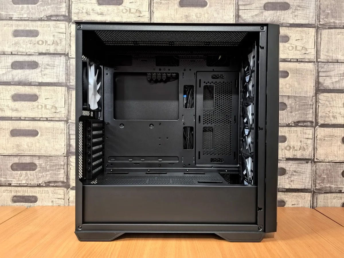 Bancada com chave Phillips, pulseira antiestática e componentes de PC gamer prontos para montagem